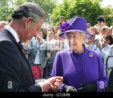 Le prince de Galles avec la reine Elizabeth II de Britains lors de l'ouverture officielle d'une fontaine construite à la mémoire de Diana, princesse de Galles, dans Hyde Park de Londres. La création de 3.6 millions à côté de la Serpentine a été entourée de controverses - confrontés à des retards et à la sur-exécution de son budget d'ici 600,000. La princesse est décédée dans un accident de voiture à Paris en août 1997. Banque D'Images