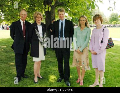 Earl Spencer (au centre) avec, de gauche à droite, Sir William Fellowes, Lady Jane Fellowes, la comtesse de Spencer et Lady Sarah McCorquodale à l'ouverture d'une fontaine construite à la mémoire de la princesse de Galles dans Hyde Park à Londres. La création de 3.6 millions à côté de la Serpentine a été entourée de controverses - confrontés à des retards et à la sur-exécution de son budget d'ici 600,000. La princesse est décédée dans un accident de voiture à Paris en août 1997. Banque D'Images