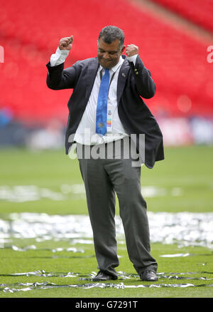 Football - Championnat Sky Bet - jouer - finale - Derby County v Queens Park Rangers - Stade Wembley.Tony Fernandes, président des Queens Park Rangers, célèbre la victoire sur le gazon de Wembley. Banque D'Images