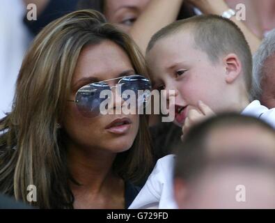 Victoria Beckham avec son Brooklyn montres pendant le championnat d'Europe du groupe B match entre l'Angleterre et la France à l'Estadio da Luz à Lisbonne, Portugal Banque D'Images