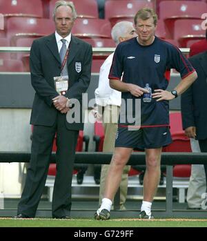 Sven-Goran Eriksson, directeur de l'Angleterre (à gauche) avec l'entraîneur assistant Steve McClaren, regarder depuis le banc de touche pendant le match du Groupe B de championnat d'Europe contre la France à l'Estadio da Luz à Lisbonne, Portugal , PAS D'UTILISATION DE TÉLÉPHONE MOBILE OU PDA. UTILISATION D'INTERNET UNIQUEMENT SUR LES SITES AUTORISÉS PAR L'UEFA, PUIS PAS PLUS DE 10 PHOTOGRAPHIES PAR MOITIÉ DU TEMPS DE JEU NORMAL ET CINQ PHOTOGRAPHIES PAR MOITIÉ DE TEMPS SUPPLÉMENTAIRE PEUVENT ÊTRE PUBLIÉES VIA INTERNET AVEC UN INTERVALLE D'AU MOINS UNE MINUTE ENTRE LA PUBLICATION DE CHACUNE DE CES PHOTOGRAPHIES. Banque D'Images