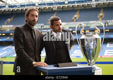 L'ancien joueur de France et d'Arsenal Robert pires (à gauche) travaillant comme un expert TV au match Banque D'Images