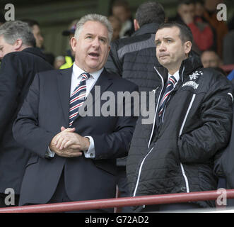 Graham Wallace, président des Rangers, avec Andrew Dickson (à droite) pendant le match de la Scottish League One à East End Park, Dunfermline. Banque D'Images
