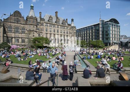 Les gens apprécient le temps chaud de la source aux jardins de la paix dans le centre-ville de Sheffield aujourd'hui. Banque D'Images