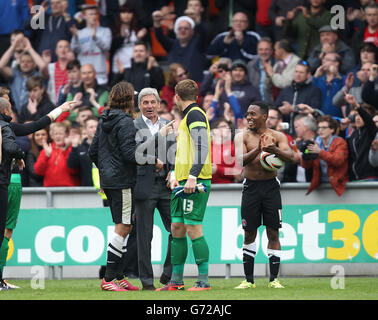 Football - Championnat Sky Bet - Blackpool / Charlton Athletic - Bloomfield Road.Jose Riga, le Manager de Charlton Athletic, célèbre avec ses joueurs à la fin du match contre Blackpool Banque D'Images