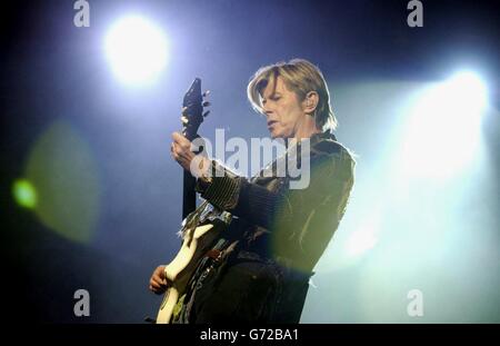 . . David Bowie joue en direct sur scène au Nokia Isle of Wight Festival au parc Seaclose de Newport, à l'île de Wight. Banque D'Images