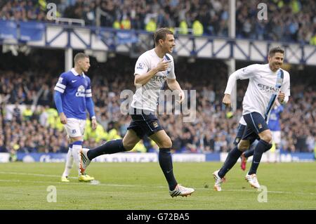 Edin Dzeko (au centre) de Manchester City célèbre le troisième but du match Banque D'Images