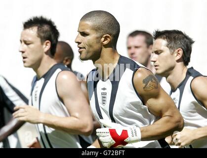 Le gardien de but de l'Angleterre David James (au centre) avec John Terry (à gauche et Frank Lampard (à droite) lors d'une session d'entraînement au Stade National de Lisbonne, au Portugal, en préparation pour le match à gagner contre la Suisse. . Banque D'Images