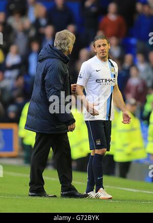 Martin Demichelis de Manchester City (à droite) avec le directeur Manuel Pellegrini après le coup de sifflet final Banque D'Images