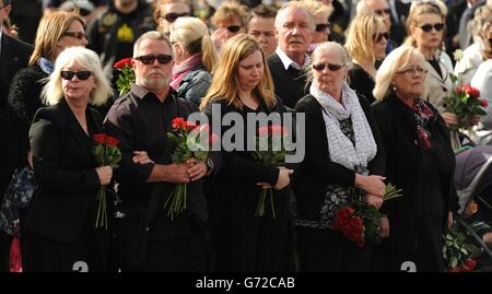 Les bourneurs paient leurs respects alors que les cercueils de cinq militaires tués lors d'un accident d'hélicoptère en Afghanistan passent devant le jardin commémoratif de Carterton, dans l'Oxfordshire. Banque D'Images