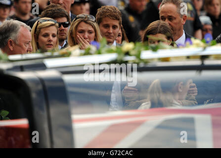 Les bourneurs paient leurs respects alors que les cercueils de cinq militaires tués lors d'un accident d'hélicoptère en Afghanistan passent devant le jardin commémoratif de Carterton, dans l'Oxfordshire. Banque D'Images