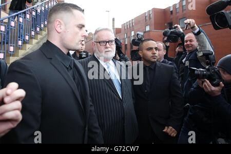 Paul Flowers, ancien patron de la Co-operative Bank en dégringage (au centre), arrive au tribunal de la magistrature de Leeds pour faire face à des accusations de possession de drogues, y compris de cocaïne et de méthamphétamine en cristal. Banque D'Images