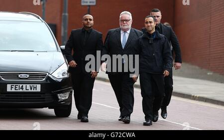 Paul Flowers, ancien patron de la Co-operative Bank en dégringage (au centre), arrive au tribunal de la magistrature de Leeds pour faire face à des accusations de possession de drogues, y compris de cocaïne et de méthamphétamine en cristal. Banque D'Images