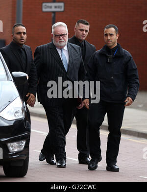 Paul Flowers, ancien patron de la Co-operative Bank en dégringage (au centre), arrive au tribunal de la magistrature de Leeds pour faire face à des accusations de possession de drogues, y compris de cocaïne et de méthamphétamine en cristal. Banque D'Images