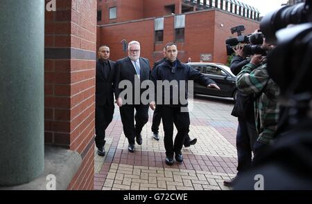 Paul Flowers, ancien patron de la Co-operative Bank en dégringage (au centre), arrive au tribunal de la magistrature de Leeds pour faire face à des accusations de possession de drogues, y compris de cocaïne et de méthamphétamine en cristal. Banque D'Images