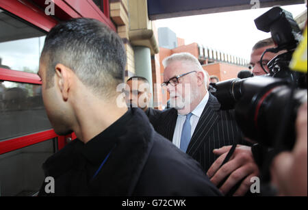 Paul Flowers, ancien patron de la Co-operative Bank en dégringage (à droite), arrive au tribunal des magistrats de Leeds pour faire face à des accusations de possession de drogues, y compris de cocaïne et de Crystal meth. Banque D'Images