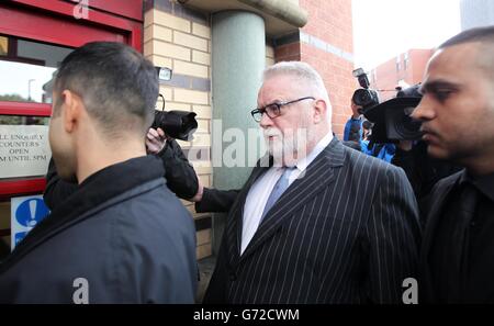 Paul Flowers, ancien patron de la Co-operative Bank en dégringage (au centre), arrive au tribunal de la magistrature de Leeds pour faire face à des accusations de possession de drogues, y compris de cocaïne et de méthamphétamine en cristal. Banque D'Images