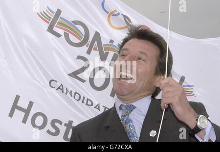 Sebastian COE, président de candidature et champion olympique de Londres en 2012, dévoile le nouvel habillage de rue conçu pour susciter le soutien du pays à la tentative d'amener les Jeux Olympiques et les Jeux Paralympiques au Royaume-Uni. Des drapeaux colorés affichant le logo olympique et les mots « Back the Bid » ont été dévoilés au centre Excel de Londres, l'un des super-lieux proposés pour les jeux. Banque D'Images