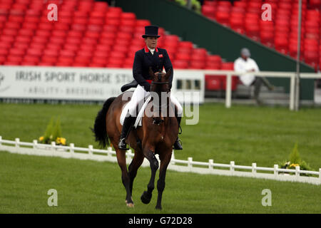 Pippa Funnel de Grande-Bretagne Billy Beware concurrence dans la phase de dressage pendant le deuxième jour des essais de chevaux de badminton de Mitsubishi Motors, Badminton. Banque D'Images