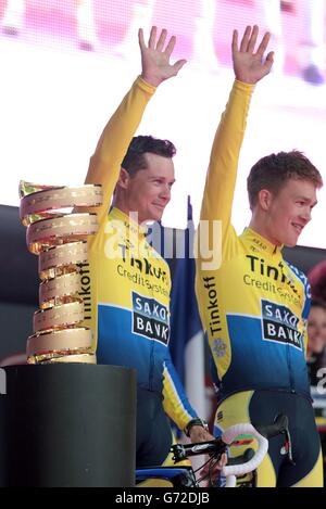 Cyclisme - 2014 Giro d'Italia - présentations par équipe - Hôtel de ville de Belfast.Le trophée Giro d'Italia est vu à côté de Nicholas Roche (à gauche) de Tinkoff Saxo lors des présentations en équipe Banque D'Images