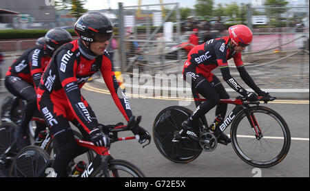 Cyclisme - 2014 Giro d'Italia - Stage 1 - Belfast.Cadel Evans de l'équipe BMC Racing porte un casque rouge lors d'une séance d'entraînement sur la première étape du Giro d'Italia 2014. Banque D'Images