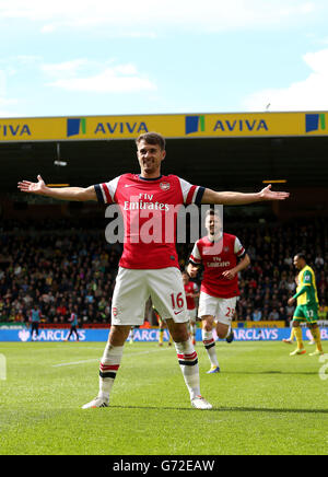 Aaron Ramsey d'Arsenal célèbre le premier but du match de la Barclays Premier League à Carrow Road, Norwich. Banque D'Images