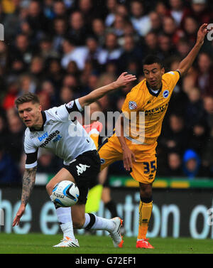 Jeff Hendrick, du comté de Derby, lutte pour le ballon avec Jesse Lingard, de Brighton, lors du championnat Sky Bet, de la demi-finale de jeu, deuxième étape au stade iPRO, Derby. Banque D'Images