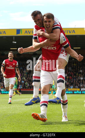Aaron Ramsey d'Arsenal célèbre le premier but avec son coéquipier Olivier Giroud lors du match de la Barclays Premier League à Carrow Road, Norwich. Banque D'Images