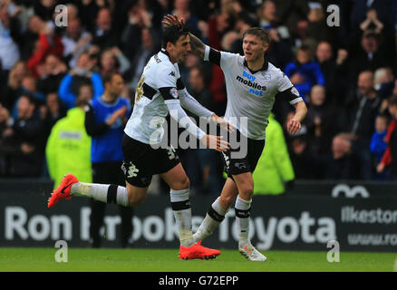 George Thorne, du comté de Derby, célèbre le troisième but contre Brighton avec Jeff Hendrick, lors du championnat Sky Bet, de la demi-finale de jeu, de la deuxième jambe au stade iPRO, Derby. Banque D'Images