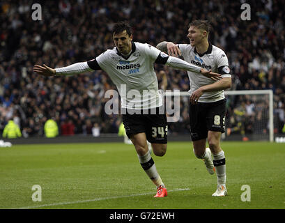 Football - Championnat Sky Bet - demi-finale de jeu - deuxième étape - Derby County v Brighton et Hove Albion - Stade IPRO.George Thorne (à gauche), du comté de Derby, célèbre le troisième but du match Banque D'Images