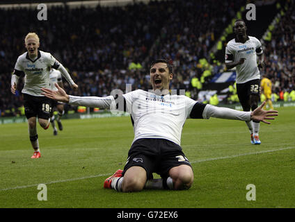 Football - Championnat Sky Bet - demi-finale de jeu - deuxième étape - Derby County v Brighton et Hove Albion - Stade IPRO.George Thorne, du comté de Derby, célèbre le troisième but du match Banque D'Images