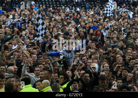 Football - Championnat Sky Bet - demi-finale de jeu - deuxième étape - Derby County v Brighton & Hove Albion - Stade iPRO.Les fans du comté de Derby célèbrent leur victoire lors du championnat Sky Bet, de la demi-finale de jeu, de la deuxième étape au stade iPRO, à Derby. Banque D'Images