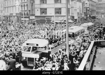 Afficher la coupe FA aux foules les plus enthousiastes,Les joueurs du Liverpool FC sont vus sur leur trajet triomphal dans un autocar à toit ouvert jusqu'à l'hôtel de ville depuis la gare de Lime Street pour une réception civique à leur retour à Liverpool après avoir battu Leeds Utd lors de la finale de coupe à Wembley.Les foules estimées entre 200,000 et 250,000 leur ont donné un Bienvenue. tumultueuxLes fans excités ont éclaté à travers les barrières et il y a eu des centaines de victimes. Banque D'Images
