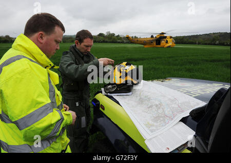 Un hélicoptère RAF Sea King et une équipe de recherche et sauvetage participent à une opération après que trois kayakistes ont disparu hier soir dans la rivière Tyne, Northumberland, a déclaré la police. Banque D'Images