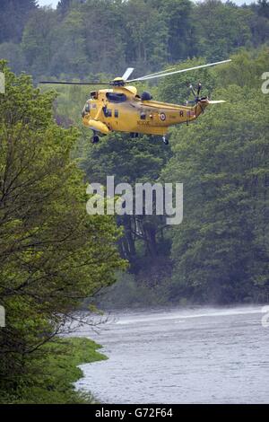 Un hélicoptère Sea King de la RAF survole la rivière Tyne à Riding Mill, dans le Northumberland, où une opération de recherche et de sauvetage a lieu ce matin après qu'un groupe de kayakistes ait disparu. Banque D'Images