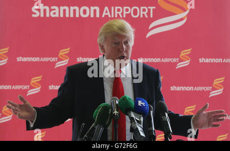 LE magnat AMÉRICAIN Donald Trump arrive à l'aéroport de Shannon en Irlande pour visiter le cours de Doonbeg après qu'il ait obtenu le feu vert des chefs du conseil pour consolider le célèbre 14e vert sur le parcours, Suite à un accord pour effectuer des travaux sur un système de dunes protégées qui fonctionne à côté de son complexe de golf de luxe dans l'ouest de l'Irlande. Banque D'Images