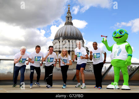 Richard Holmes, PDG Europe à la Standard Chartered Bank (2e à droite) avec le 10e anniversaire des ambassadeurs de la Grande ville de Standard Chartered, (de gauche à droite) Jack Roughan, Mike Bushell, Noel Thatcher, Paula Radcliffe, Colin Jackson et la mascotte de croyant Sir SIB sur le toit-terrasse à One New change à Londres. Banque D'Images