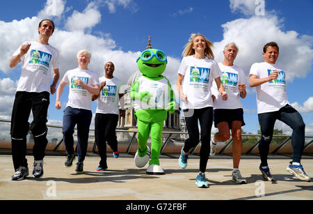 Richard Holmes, PDG Europe à la Standard Chartered Bank (2e à droite) avec le 10e anniversaire de la Standard Chartered Great City Race Ambassadors, (de gauche à droite) Noel Thatcher, Jack Roughan, Colin Jackson, Paula Radcliffe, Mike Bushell et de voir est la mascotte de croyant Sir SIB (au centre) sur le toit-terrasse à One New change à Londres. Banque D'Images