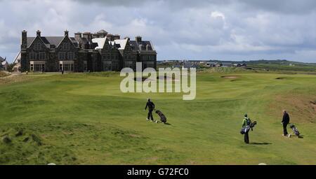 Les golfeurs du parcours et de l'hôtel Doonbeg Golf Links de Co Clare, comme l'a dit Donald Trump, le magnat américain, vont investir jusqu'à 45 millions d'euros (36 millions de livres) dans un parcours de golf renommé ravagé par la tempête qu'il a acheté dans l'ouest de l'Irlande. Banque D'Images