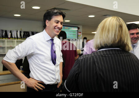 Ed Miliband visite l'hôpital Leighton à Crewe et parle avec le personnel du NHS, avant son discours plus tard aujourd'hui. Banque D'Images