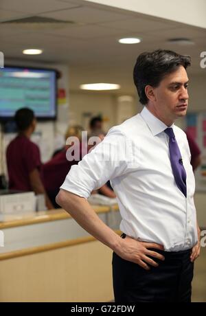 Ed Miliband visite l'hôpital Leighton à Crewe et parle avec le personnel du NHS, avant son discours plus tard aujourd'hui. Banque D'Images