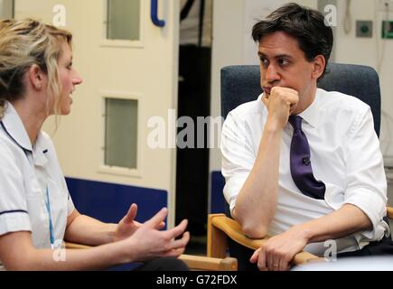 Ed Miliband visite l'hôpital Leighton à Crewe et parle avec le personnel du NHS, avant son discours plus tard aujourd'hui. Banque D'Images