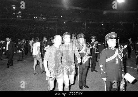 Bobby Charlton de Manchester United (à gauche) et coéquipier sur un tour d'honneur après avoir battu Benfica du Portugal lors de la finale de la coupe d'Europe à Wembley.United a gagné 4-1. Banque D'Images