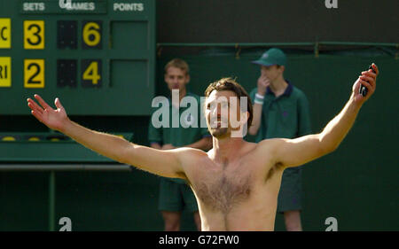 Goran Ivanisevic, de Croatie, se réjouit des applaudissements de la foule après avoir battu Filippo Volandri, d'Italie, aux championnats de tennis de pelouse à Wimbledon, Londres. Banque D'Images