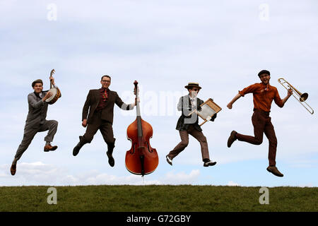 (De gauche à droite) T.J.Muller sur le banjo, Ted Harbot sur la contrebasse, Paul Archibald sur le washboard et Patrick Darley sur le trombone pendant un photocall à Carlton Hill à Édimbourg pour promouvoir le 36e Festival de jazz et de blues d'Édimbourg qui se déroule du 18 au 27 juillet. Banque D'Images