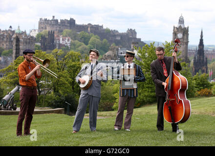 (De gauche à droite) Patrick Darley sur trombone, T.J.Muller sur le banjo, Paul Archibald sur le washboard et Ted Harbot sur la contrebasse lors d'un photocall à Carlton Hill à Édimbourg pour promouvoir le 36e Festival de jazz et de blues d'Édimbourg qui se déroule du 18 au 27 juillet. Banque D'Images