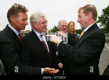 An Taoiseach Enda Kenny (à droite) avec Tanaiste Eamon Gilmore et le candidat à l'élection locale Fine Gael Eamonn Coghlan (à gauche) lors du lancement de Construction 2020, une stratégie pour un secteur de construction renouvelé, au Campus national des sports, à Abbotstown, Dublin. Banque D'Images