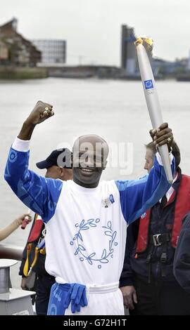 La flamme olympique Akabusi arrive à Londres Banque D'Images