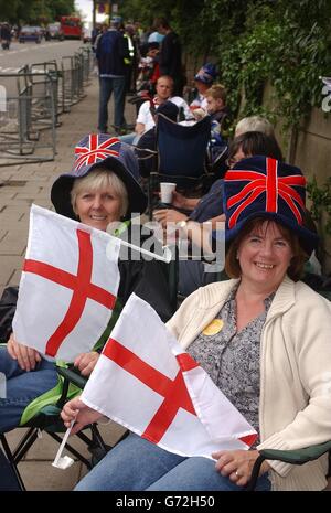 Ruth Moss (à gauche) de Witney et Cindy Cummins de Chipping Norton dans l'Oxfordshire au début de la file d'attente pour le « People Sunday » à Wimbledon, Londres. Le jeu a été prévu pour le dimanche milieu des championnats de tennis de pelouse en raison de l'arriéré de matchs causés par les mauvaises conditions météorologiques pendant la première semaine de la quinzaine. Banque D'Images