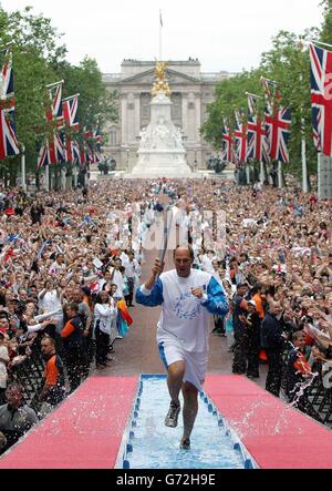 Sir Steve Redgrave arrive sur scène pour éclairer le Olympic Cauldron sur le Mall, à Londres, où le relais de la flamme olympique a terminé le voyage dans la capitale après avoir commencé à partir du All England Lawn tennis Club à Wimbledon. Banque D'Images